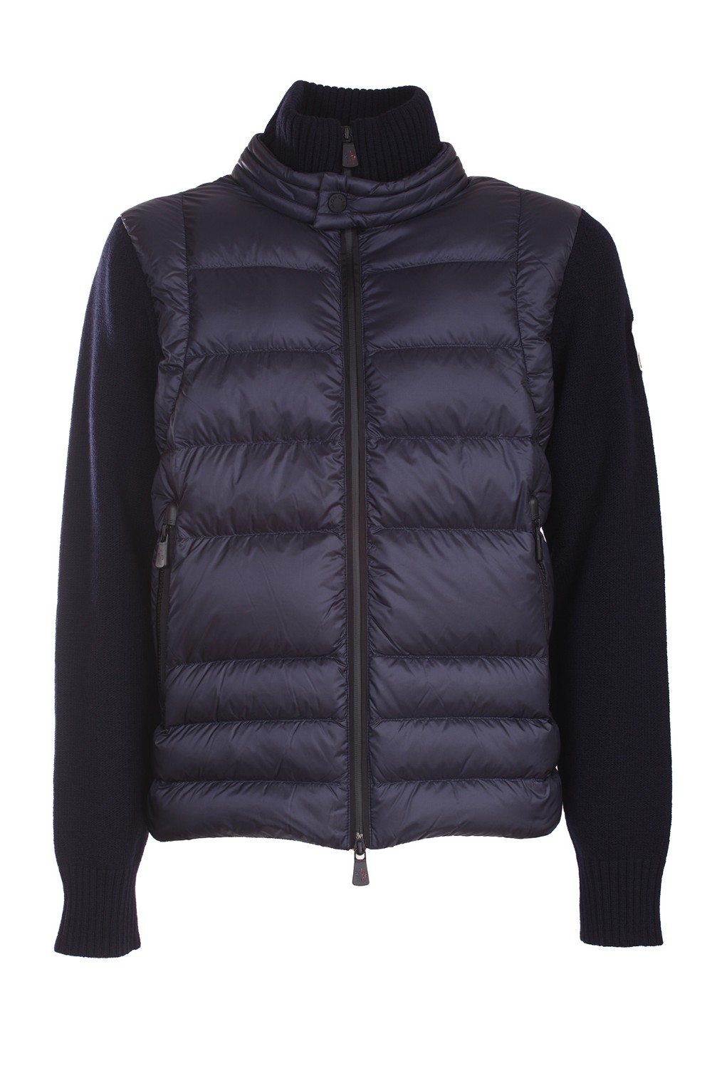 shop MONCLER GRENOBLE Saldi Cardigan: Moncler cardigan in lana imbottito.
Realizzata con filato di lana merino stretch.
Lavorazione rasata.
Finezza 7.
Fronte in rainwear con imbottitura in piuma.
Fodera in nylon.
Collo alto con imbottitura e bottone a pressione.
Chiusura anteriore con zip AquaGuard® by YKK, Highly Water Repellent Zippers e bottoni a pressione.
Composizione: 100% Poliammide.
Imbottitura: 90% Piumino, 10% Piuma.
Fabbricato in Turchia.. 9B00004 94778-771 number 6936126